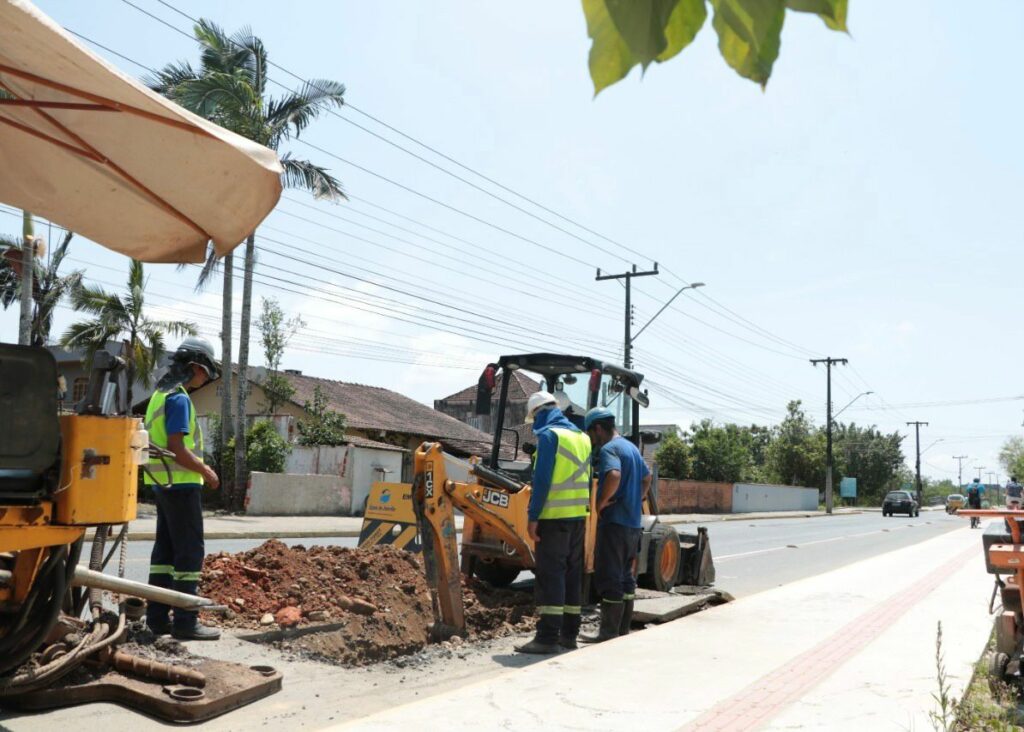 Águas de Joinville amplia cobertura da rede de esgoto com obra na região do Hospital Regional