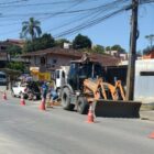 técnicos trabalham com máquinas na rua Jarivatuba
