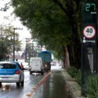 Radar eletrônico e carros trafegando em rua de Joinville