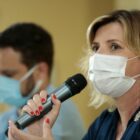 A prefeita em exercício, Rejane Gambin, segura um microfone e fala durante coletiva de imprensa