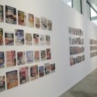 Obras de arte contemporânea expostas numa galeria em uma parede branca