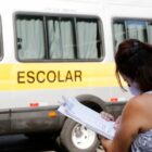 Servidora da Seinfra vistoria van do transporte escolar