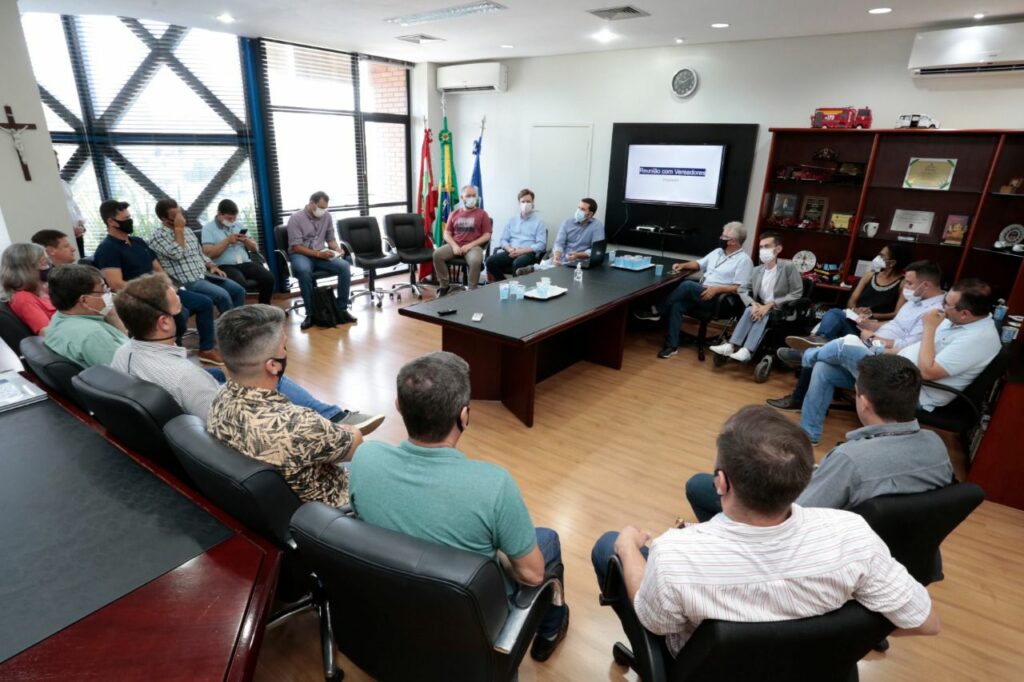 Prefeitura apresenta planos da Secretaria de Educação aos vereadores