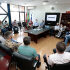 Vereadores no gabinete reunidos com o prefeito, num círculo, todos sentados e de máscaras