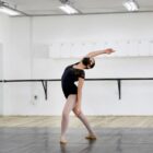 bailarina dança em sala de aula na Casa da Cultura