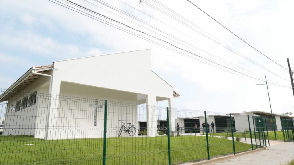Prefeitura entrega obras da capela e ossário no bairro Jardim Iririú