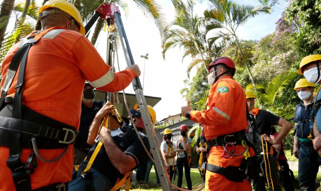 Técnicos recebem capacitação para trabalhar em espaços confinados