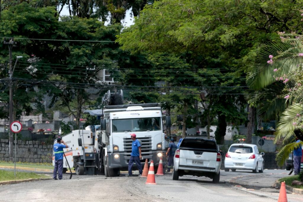 Detrans realiza sinalização viária em trecho da rua Ottokar Doerffel