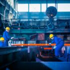 Homens trabalham dentro de uma indústria