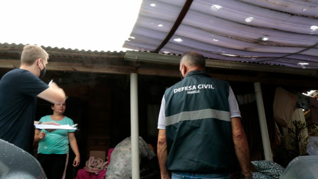Defesa Civil distribui mais de 800 metros de lona após temporal em Joinville