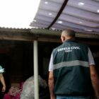 Agentes da Defesa Civil auxiliam moradora. Cobertura da casa ficou com furos após chuva de granizo