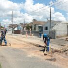homens realizam trabalho de recuperação em uma rua
