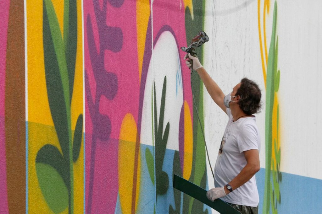 Artista retrata Mata Atlântica e faz referência ao jacaré Fritz em mural de 100 m² no CEU do Aventureiro