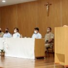 Prefeito Adriano Silva discursa em púlpito observado por autoridades em uma mesa