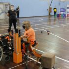 técnica e atleta de bocha paralímpica durante competição