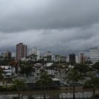 nuvens carregadas indicam chuva em Joinville
