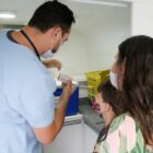 família sendo vacinada