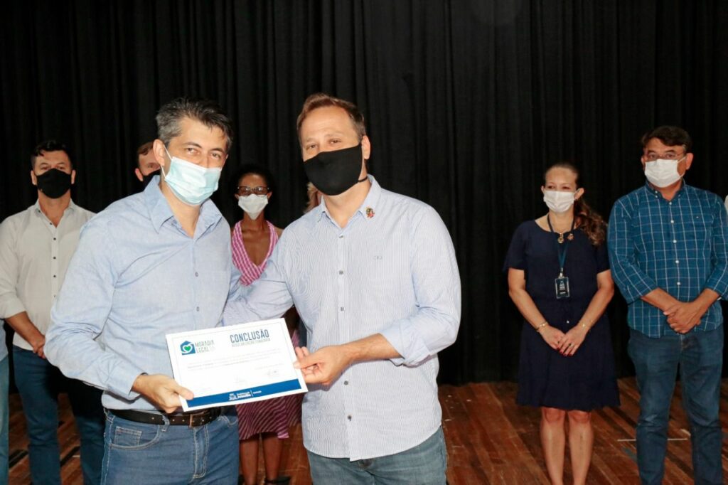 Prefeitura de Joinville entrega certificados da REURB e recursos do Programa de Melhoria Habitacional