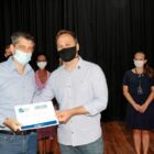 Prefeito Adriano Silva entrega certificado