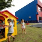 crianças brincam em parquinho de CEI recentemente inaugurado