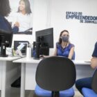 Servidores realizam atendimento no Espaço do Empreendedor