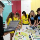 Alunos trabalham na construção de robôs