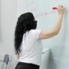 Professora escreve no quadro