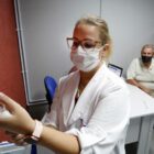 Profissional prepara a vacina para ser aplicada