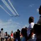 Público olha a apresentação dos aviões