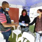 Servidor da Defesa Civil entrega material informativo