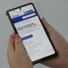 Celular mostrando a página da Prefeitura de Joinville