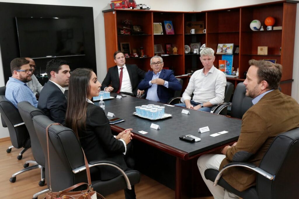 Prefeito e entidades se reúnem com nova empresa que opera o Aeroporto de Joinville