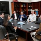 Prefeito, em seu gabinete, reunidos com representantes da empresa que opera o aeroporto e autoridades