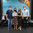 Professoras recebem certificado de autoridades