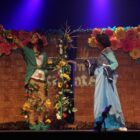 Alunos apresentam, em palco, peça teatral
