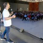 Prefeito Adriano Silva e vice Rejane Gambin no palco falam para plateia