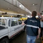 Agentes da Defesa Civil avaliam queda de placa no terminal de ônibus