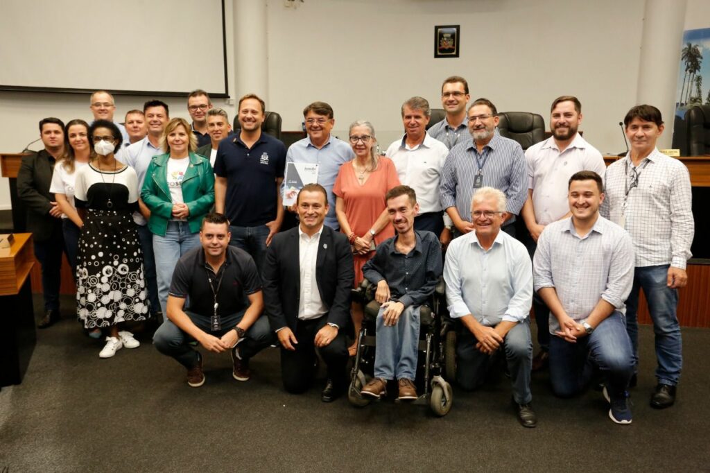 Prefeito de Joinville entrega relatório de gestão para a Câmara de Vereadores