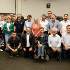 Prefeito, vice, secretários e vereadores posam para foto com relatório de gestão