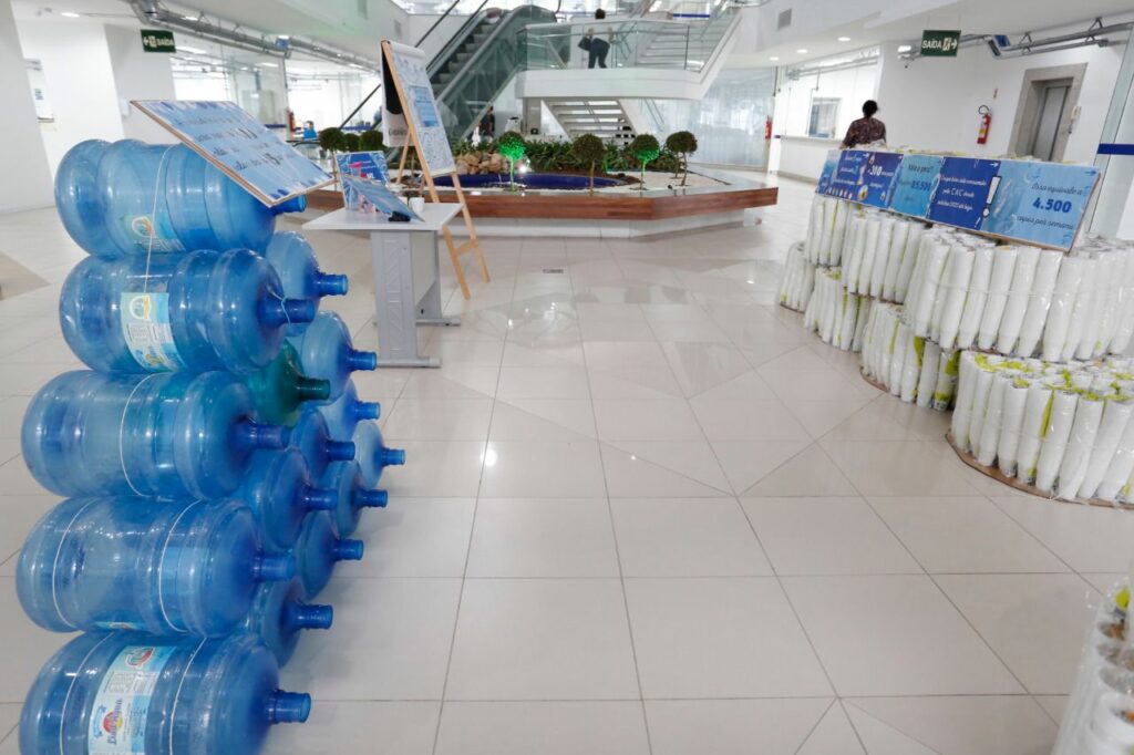Exposição mostra redução no consumo de copos descartáveis após ação de conscientização