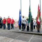 Autoridades observam hasteamento das bandeiras