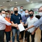 Prefeito Adriano Silve a autoridades seguram ordem de serviço para início das obras na travessa Bachmann
