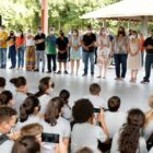 Prefeito Adriano Silva discursa observado por autoridades e alunos