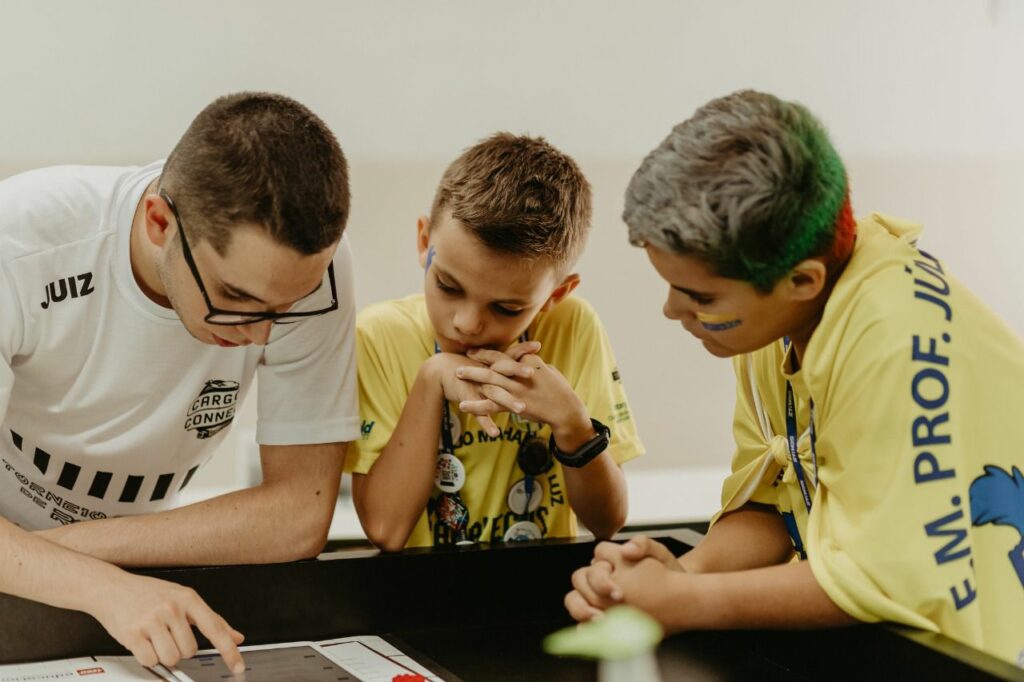 Alunos da Rede Municipal de Joinville conquistam 2º lugar na categoria Projeto de Inovação em torneio de robótica