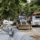 Caminhões e máquinas trabalham na revitalização da travessa