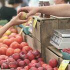 Uma pessoa entrega maça para outra pessoa