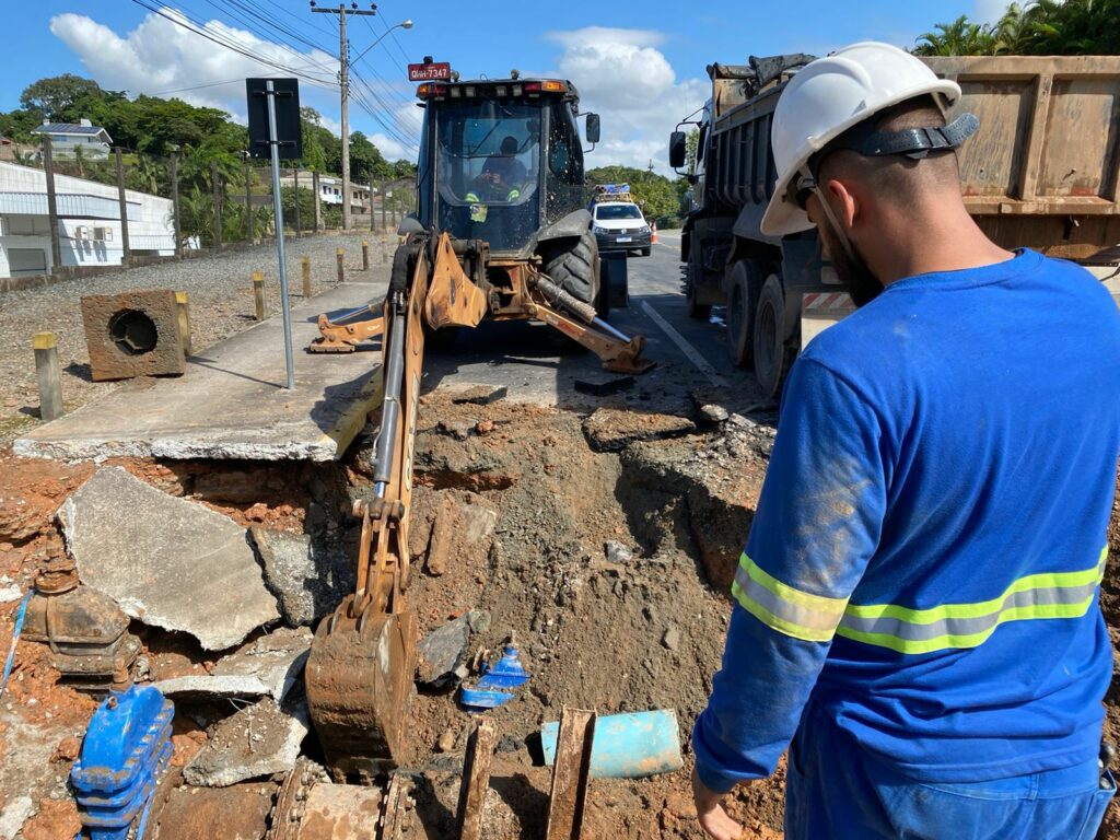 Águas de Joinville finaliza reparo na rua Arno Waldemar Dohler