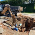 técnicos trabalham no local onde houve o vazamento