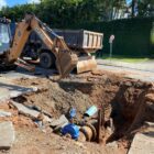 Operários realizam reparo em adutora