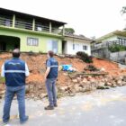 Agentes da Defesa Civil observam imóvel após deslizamento de terra